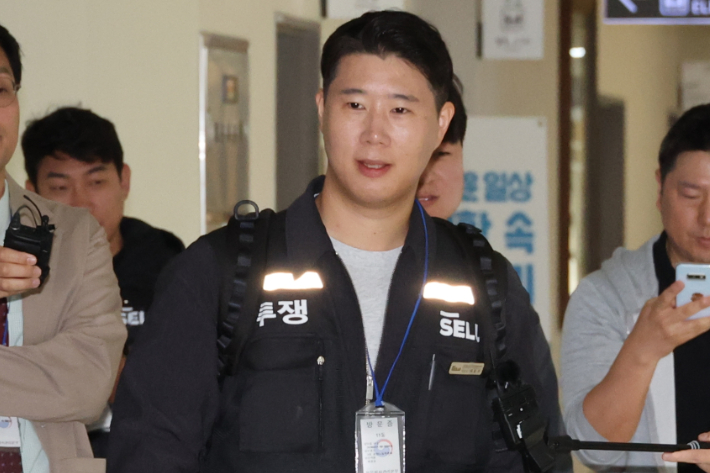 최승호 초기업노동조합 삼성전자 지부 위원장이 11일 정부세종청사 중앙노동위원회 제1조정회의실에서 열리는 사후조정회의에 참석하고 있다. 연합뉴스