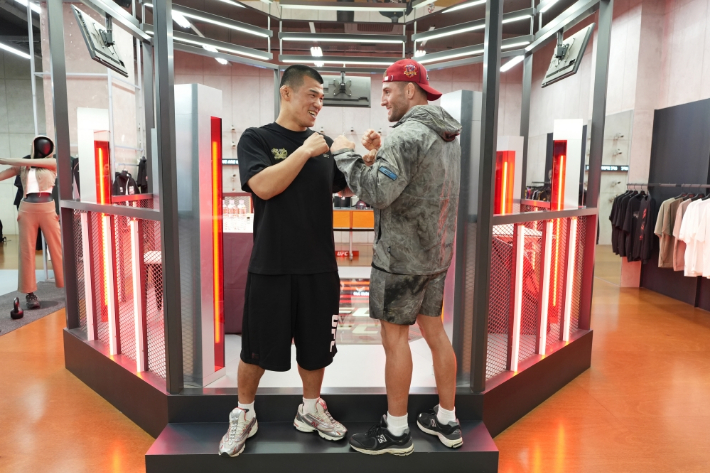 고석현(사진 왼쪽)과 오반 엘리엇. UFC 제공