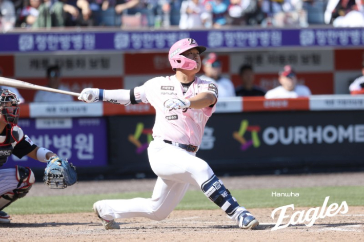 한화 강백호가 10일 LG와 홈 경기에서 5회 1점 홈런을 날리는 모습. 한화 이글스 