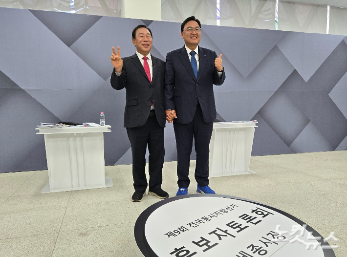 6·3 지방선거를 앞두고 11일 열린 세종시장 후보 첫 토론회에서 최민호 국민의힘 후보와 조상호 더불어민주당 후보가 손을 맞잡고 있다. 고형석 기자