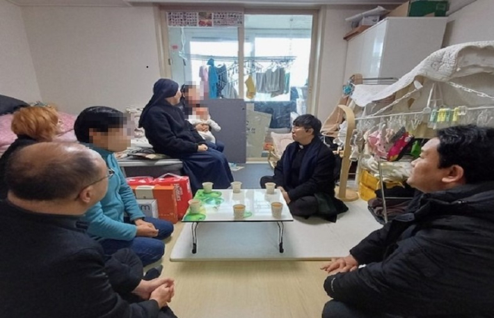 보호관찰 대상자 가정 격려 방문한 춘천보호관찰소 원주지소와 천추교 원주교구 교정사목 관계자들. 춘천보호관찰소 원주지소 제공