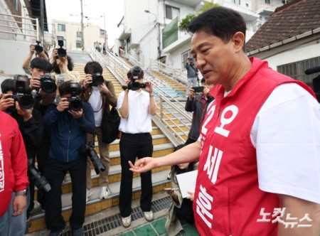 오세훈 국민의힘 서울시장 후보가 11일 오후 서울 구로구 고척동 고지대 이동약자 편의시설 설치 대상지를 찾아 브리핑을 듣고 있다.