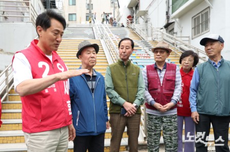 오세훈 국민의힘 서울시장 후보가 11일 오후 서울 구로구 고척동 고지대 이동약자 편의시설 설치 대상지를 방문해 주민들과 대화를 나누고 있다.