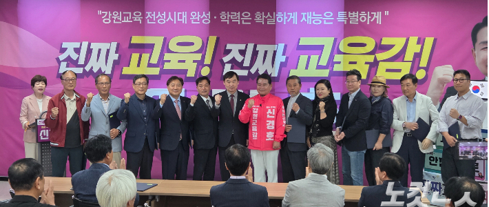 신경호 강원특별자치도교육감 선거 예비후보는 11일 춘천시 거두리 선거 캠프 사무실에서 선대위 발족식을 갖고 본격 세 확장에 나섰다. 구본호 기자