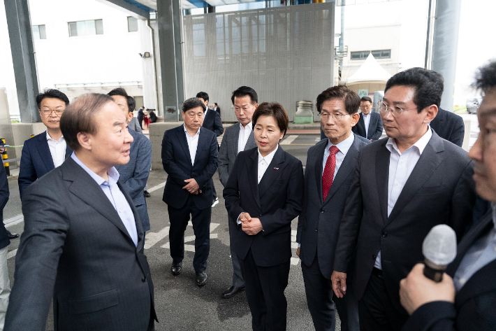 11일 국민의힘 양향자 경기지사 후보가 삼성전자 기흥 캠퍼스를 찾아 전영현 삼성전자 DS부문 대표이사와 인사하는 모습. 사진 왼쪽부터 전영현 삼성전자 DS부문 대표이사, 양향자 후보, 김문수 상임선대위원장. 국민의힘 양향자 후보 캠프 제공