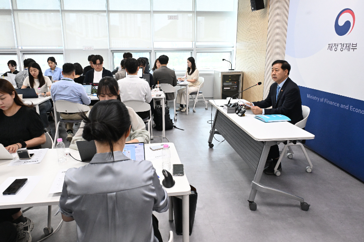 구 부총리 겸 재정경제부 장관이 10일 정부세종청사에서 기자간담회를 가졌다. 재정경제부 제공 