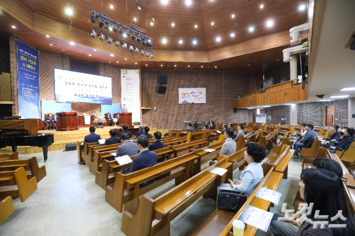 전주시장로교회연합회가 11일 전주신일교회에서 북한 어린이 돕기 일일 부흥성회 준비기도회를 진행하고 있다. 최화랑 기자