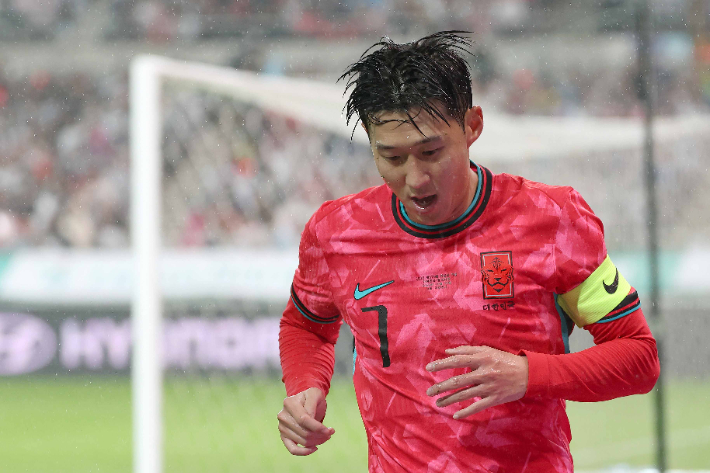 2025년 10월 10일 서울월드컵경기장에서 열린 축구 국가대표팀 친선경기 대한민국과 브라질의 경기에서 손흥민이 숨을 고르고 있다. 박종민 기자