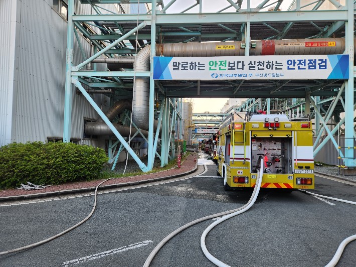 10일 부산 사하구 감천동 한국남부발전 빛드림본부 화재 현장. 부산소방재난본부 제공