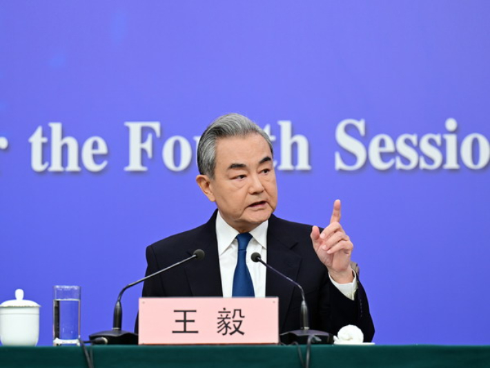 왕이 중국 공산당 외사판공실 주임 겸 외교부장은 2025년 3월 8일, "대만의 독립을 반대하고 중국이 통일을 추진하는 것은 시대적 흐름" 이라고 말했다. 사진은 해당 발언이 나온 왕이 부장의 양회 기간 중 내외신 기자회견 모습. 중국 외교부 홈페이지 캡처 