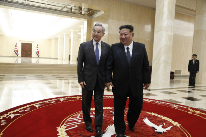 지난 4월 10일 왕이 중국 외교부장이 평양을 방문해 김정은 북한 국무위원장을 만났다. 도널드 트럼프 미국 대통령의 베이징 방문을 앞두고, 북한과의 사전 조율을 위한 것으로 보인다. 주 북한 중국 대사관 홈페이지 캡처