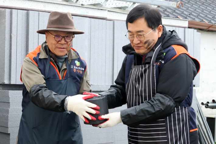 지난 겨울 주낙영(오른쪽) 경주시장이 월성동에서 천년미래포럼 회원들과 함께 사랑나눔 연탄배달 봉사활동을 하고 있다. 경주시 제공