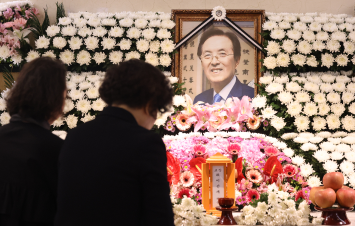 11일 서울 서대문구 세브란스병원 장례식장에 마련된 고(故) 이선재 일성여자중고등학교 교장 빈소에서 졸업생들이 고인을 추모하고 있다. 연합뉴스