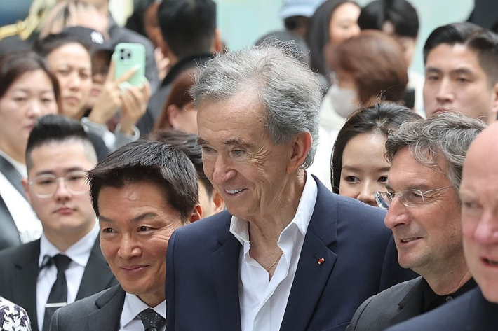 베르나르 아르노 루이뷔통모에헤네시(LVMH) 회장이 박주형 신세계백화점 대표(오른쪽)의 안내를 받으며 11일 서울 중구 신세계백화점 본점을 방문하고 있다. 연합뉴스