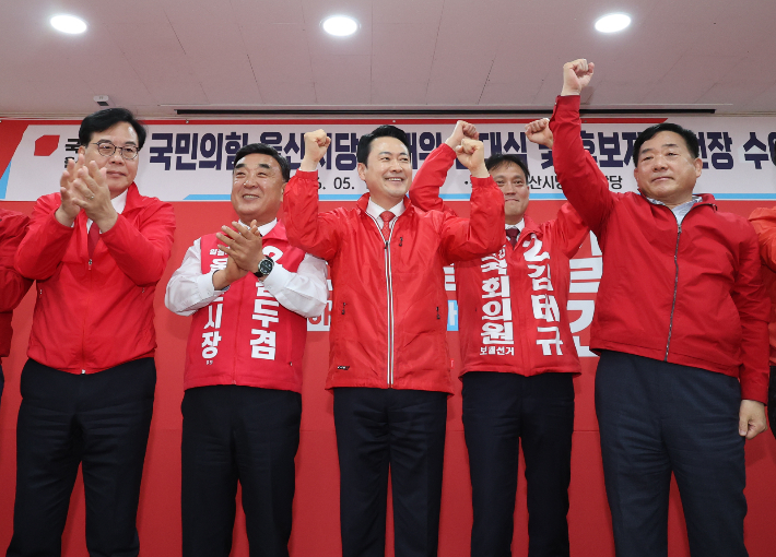 국민의힘 장동혁 대표가 11일 울산시 남구 울산시당에서 열린 '6·3 지방선거 울산선대위 발대식 및 공천장 수여식'에서 두 주먹을 쥐며 선거 승리를 다짐하고 있다. 연합뉴스