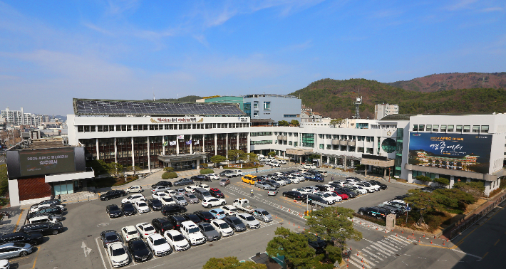 경주시청과 경주시의회 전경. 경주시 제공