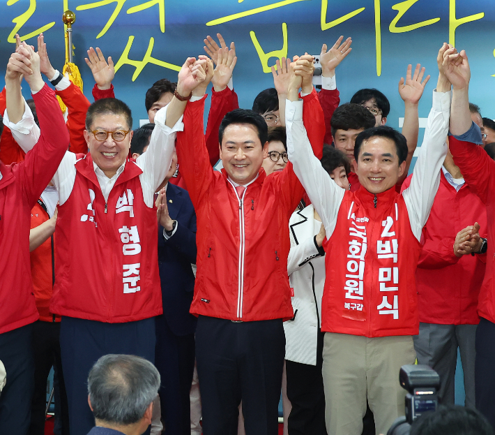 국민의힘 장동혁 대표가 10일 오후 부산 북구에서 열린 박민식 북갑 국회의원 보궐선거 후보 선거사무소 개소식에서 박후보와 박형준 부산시장 후보 등과 손을 맞잡고 있다. 연합뉴스