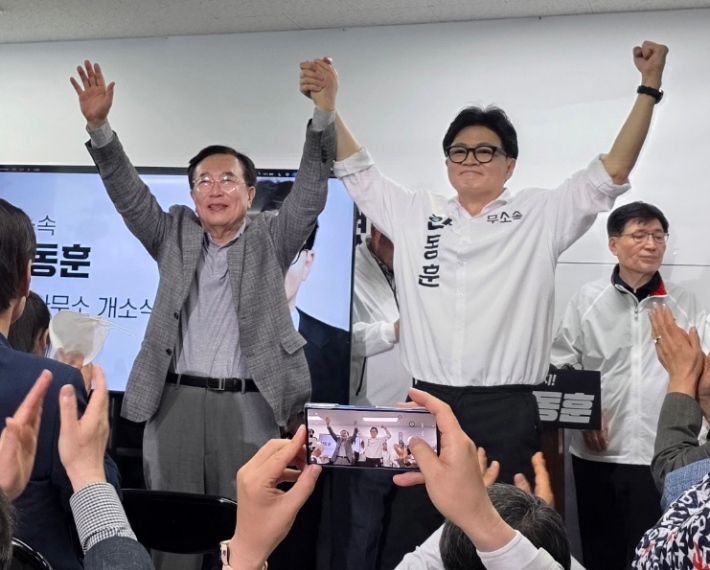  무소속 한동훈 부산 북갑 국회의원 보궐선거 후보가 10일 부산 북구에서 열린 선거사무소 개소식에서 서병수 전 의원과 손을 맞잡고 있다. 서 전 의원은 최근 국민의힘을 탈당하고 한 후보 캠프 명예선대위원장에 합류했다. 연합뉴스