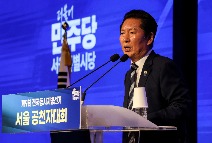더불어민주당 상임총괄선대위원장인 정청래 대표가 11일 서울 영등포구 여의도 중소기업중앙회 KBIZ홀에서 열린 서울 공천자대회에서 인사말하고 있다. 연합뉴스
