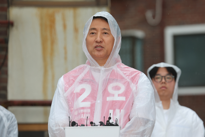 국민의힘 오세훈 서울시장 후보가 11일 서울 구로구 한 빌라앞에서 열린 '부동산지옥 시민대책회의 기자회견'에서 발언하고 있다. 연합뉴스