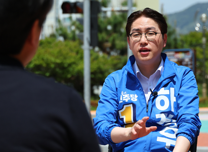 부산 북갑 국회의원 보궐선거에 출마한 더불어민주당 하정우 후보가 지난 7일 부산 북구 구포어린이교통공원에서 연합뉴스와 인터뷰를 하고 있다. 연합뉴스