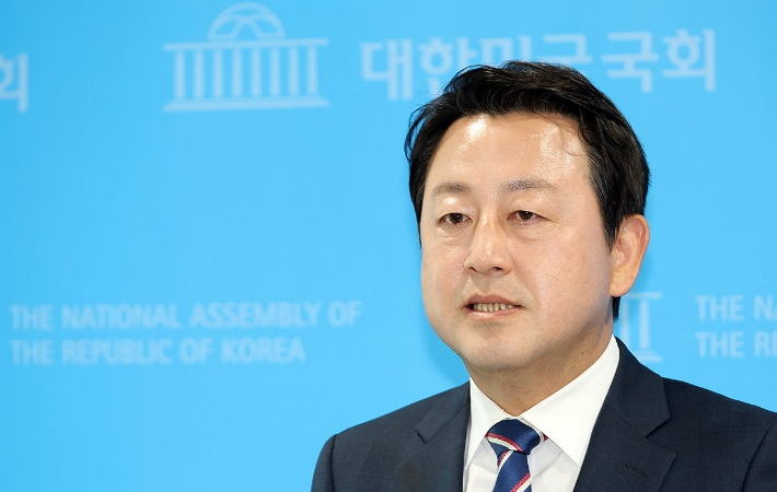  더불어민주당 김용남 평택시을 재선거 국회의원 후보가 6일 국회 소통관에서 '100만 평택 대도약 비전'을 발표한 뒤 기자들의 질문에 답하고 있다. 연합뉴스