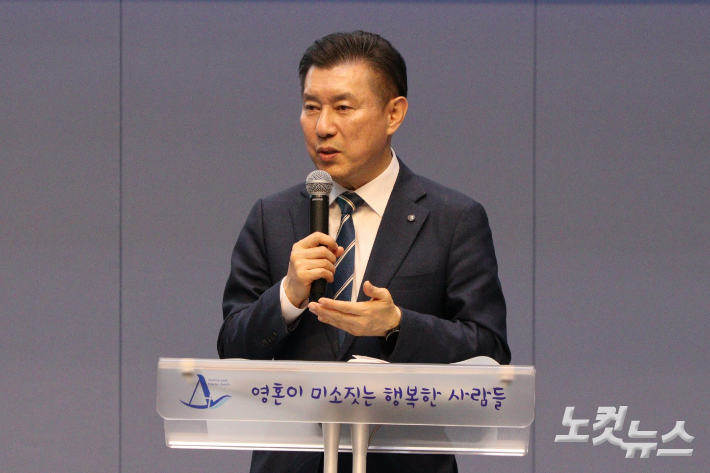 말씀을 전하고 있는 황순환 목사. 임성민 기자