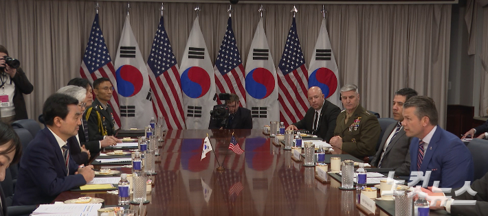 안규백 국방부 장관이 11일(현지시간) 미 워싱턴DC 인근 미 국방부 청사를 방문해 피트 헤그세스 국방장관과 회담하고 있다. 워싱턴특파원 공동취재단
