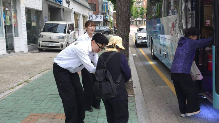 12일 오전 한동훈 북구갑 무소속 후보가 아내 진은정 변호사와 함께 주민 인사에 나서고 있다. 한동훈 후보 페이스북 캡처
