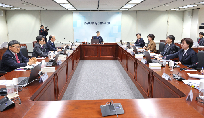 방송미디어통신심의위원회 정기회의 모습. 연합뉴스 제공