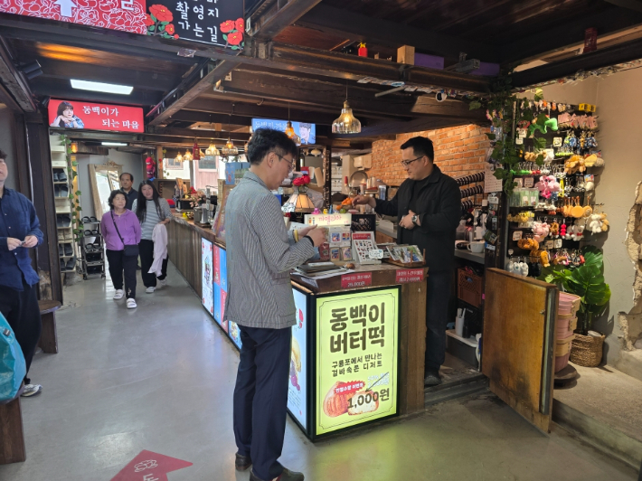  스타점포 선정을 위한 현장평가를 하고 있다. 포항시 제공