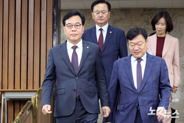 원내대책회의 참석하는 송언석