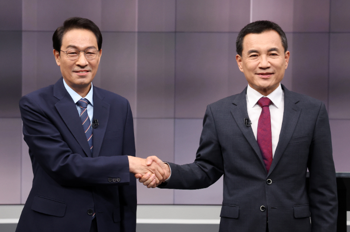 손잡은 김진태(오른쪽)·우상호 강원도지사 예비후보. 연합뉴스