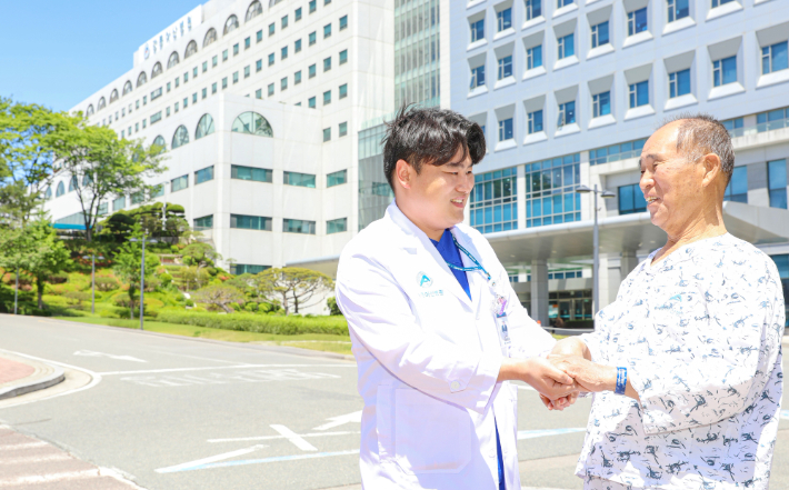김세훈 방사선사와 최돈기가 얘기를 나누고 있는 모습. 강릉아산병원 제공