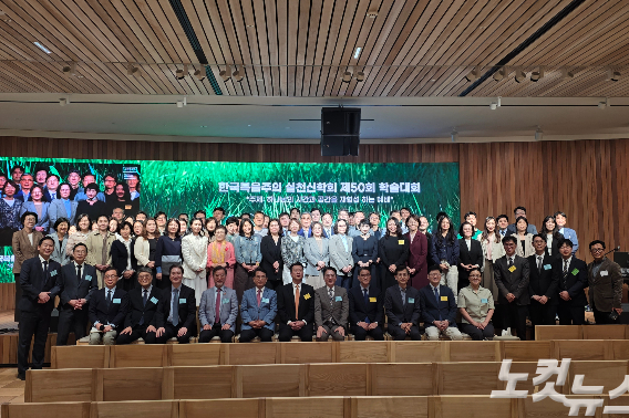 발제자들은 "좋은 찬양 음악과 설교를 찾아 떠돌아 다니는 이른바 '플로팅 리스너'들이 늘어났다"며 "내 몸 전체가 예배를 통해서 전인격적으로 하나님과 관계 형성을 해야 한다는 점을 선명하게 제시해야 한다"고 강조했다.