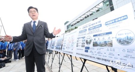 정원오 더불어민주당 서울시장 후보가 12일 오전 서울 동대문구 청량리역 광장에서 