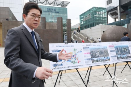정원오 더불어민주당 서울시장 후보가 12일 오전 서울 동대문구 청량리역 광장에서 