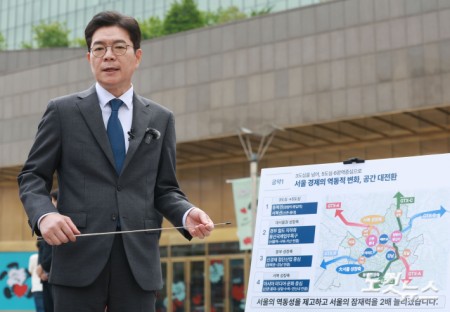 정원오 더불어민주당 서울시장 후보가 12일 오전 서울 동대문구 청량리역 광장에서 