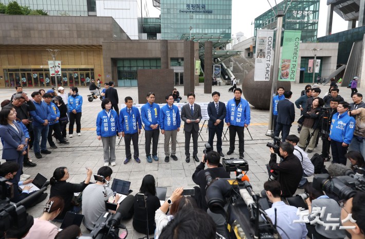 정원오 더불어민주당 서울시장 후보가 12일 오전 서울 동대문구 청량리역 광장에서 
