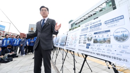 정원오 더불어민주당 서울시장 후보가 12일 오전 서울 동대문구 청량리역 광장에서 