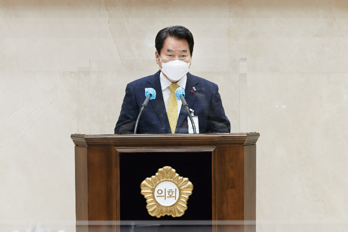 백군기 전 용인시장이 시의회 정례회에서 시정연설을 하고 있는 모습. 용인시청 제공