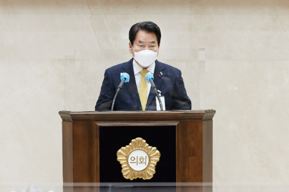 백군기 전 용인시장이 시의회 정례회에서 시정연설을 하고 있는 모습. 용인시청 제공