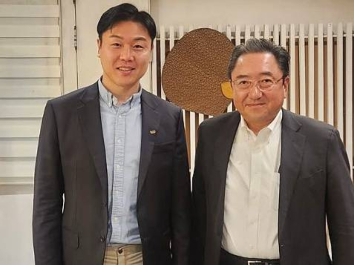 원윤종 국제올림픽위원회(IOC) 선수위원(왼쪽)과 기타노 다카히로 일본 봅슬레이·루지·스켈레톤 연맹 회장. 대한봅슬레이스켈레톤경기연맹 