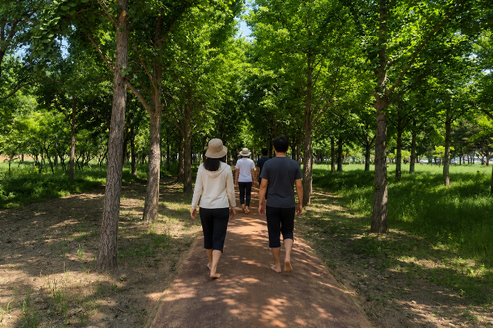 시민들이 경주 황성문화공원 내 맨발둘레길을 맨발로 걸으며 초여름 정취를 즐기고 있다. 경주시 제공