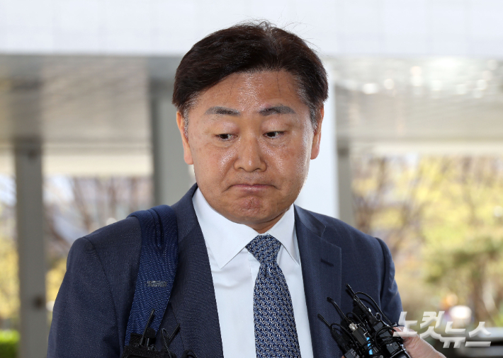 금품 살포 혐의로 더불어민주당에서 제명된 김관영 전북도지사가 7일 서울 양천구 남부지방법원에서 열린 제명 효력정지 가처분 신청 심문에 출석하고 있다. 황진환 기자