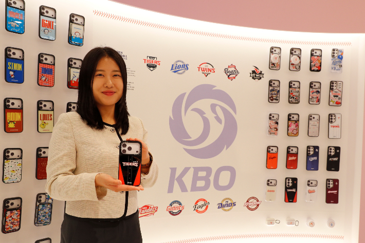 광주신세계가 프로야구 흥행 열기에 맞춰 KBO 공식 협업 상품 출시와 홈경기 연계 할인 행사로 야구팬 잡기에 나섰다. 광주신세계 제공