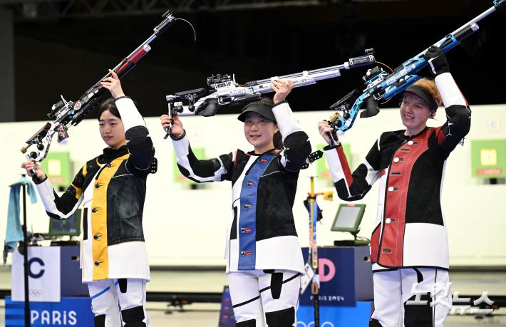 사격 반효진(사진 가운데)이 지난해 7월 29일(현지시간) 프랑스 샤토루 CNTS 사격장에서 열린 2024파리올림픽 사격 여자 10m 공기소총 결승 경기에서 금메달을 획득한 후 기뻐하고 있다. 샤토루=올림픽사진공동취재단/HC