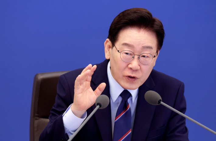 이재명 대통령이 12일 청와대에서 열린 국무회의 겸 비상경제점검회의에서 발언하고 있다. 연합뉴스