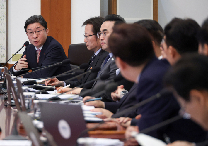 이억원 금융위원장이 12일 청와대에서 열린 국무회의 겸 비상경제점검회의에서 이재명 대통령 질문에 답하고 있다. 연합뉴스