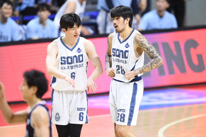 소노 이정현과 케빈 켐바오. KBL 제공